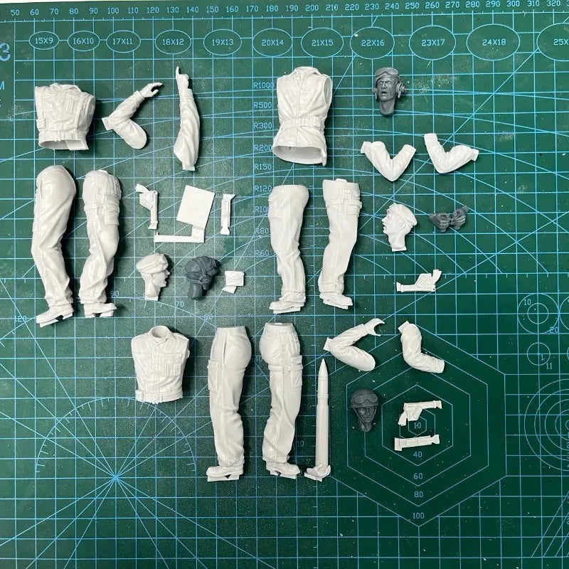 1/16 WWII British Tank Crew with Commander, 3 Figures, Resin Model Figure Kit, Unassembled and Unpainted