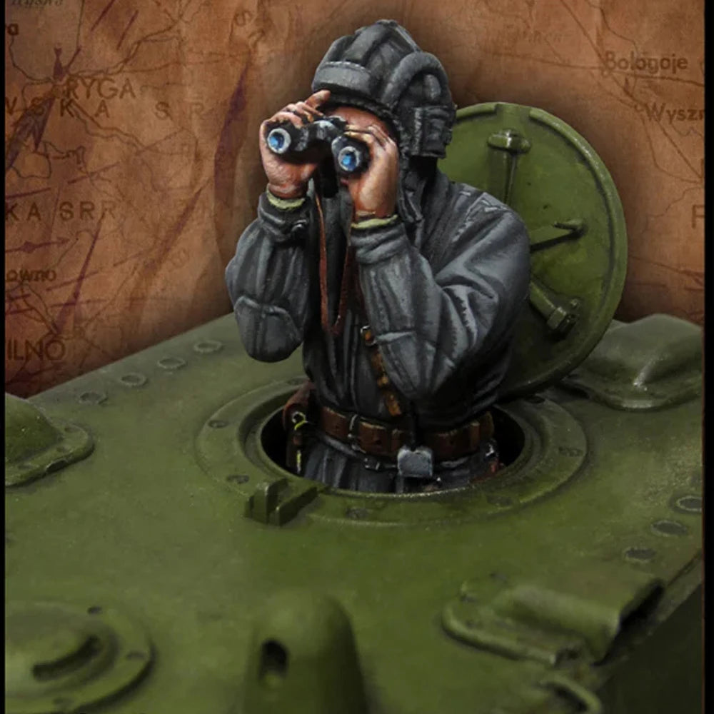 1/35 WWII Soviet Tank Commander Observing with Binoculars, Resin Model Figure Kit, Unassembled and Unpainted