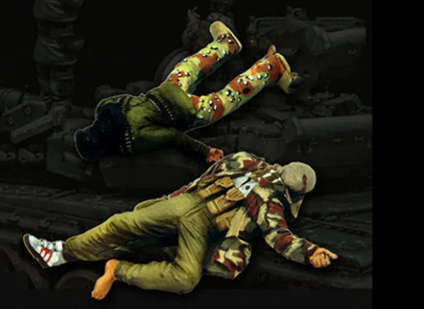 1/35 WWII Soldiers in Combat Action, 2 Figures, Resin Model Figure Kit, Unassembled and Unpainted