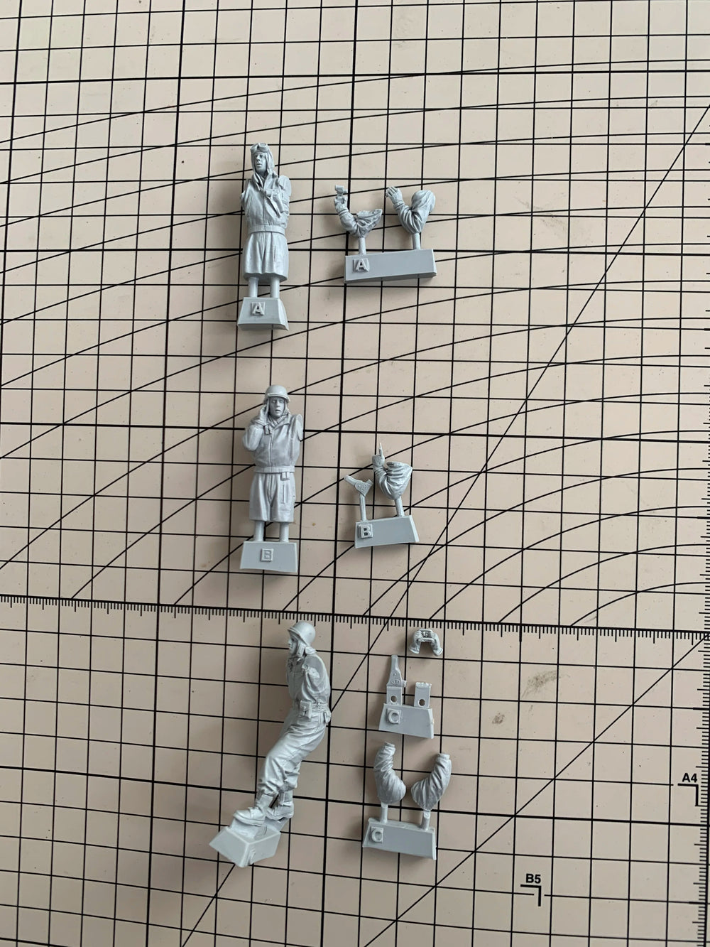 1/35 WWII Soviet T-34 Tank Commander with Binoculars, 3 Figures, Resin Model Figure Kit, Unassembled and Unpainted