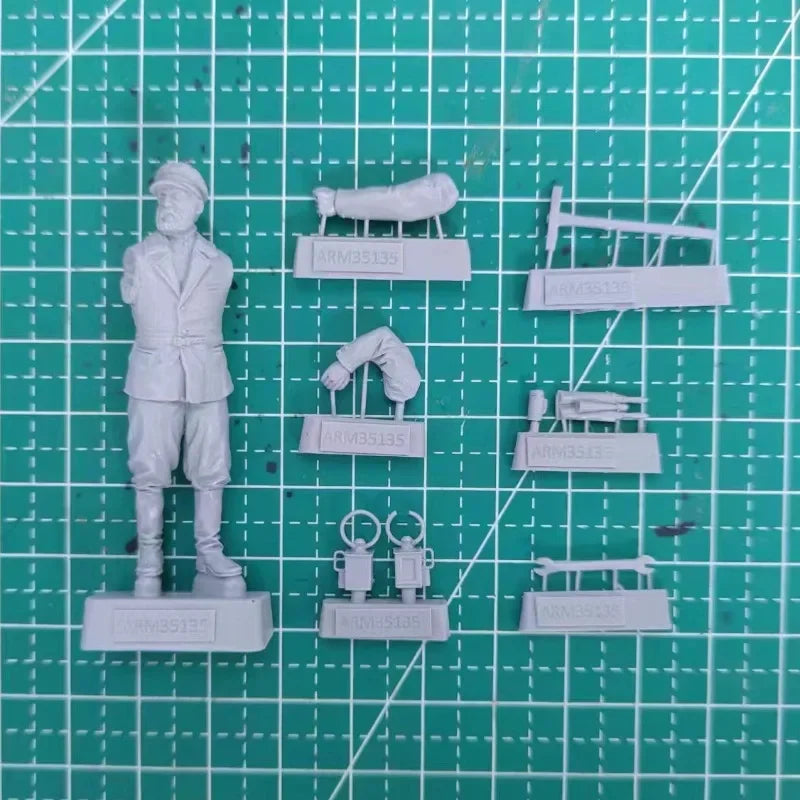 1/35 Cold War Soviet Railroader, Resin Model Figure Kit, Unassembled and Unpainted
