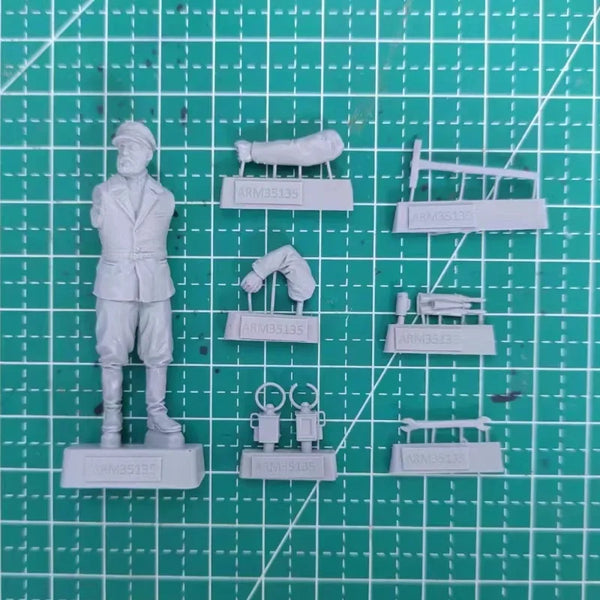 1/35 Cold War Soviet Railroader, Resin Model Figure Kit, Unassembled and Unpainted