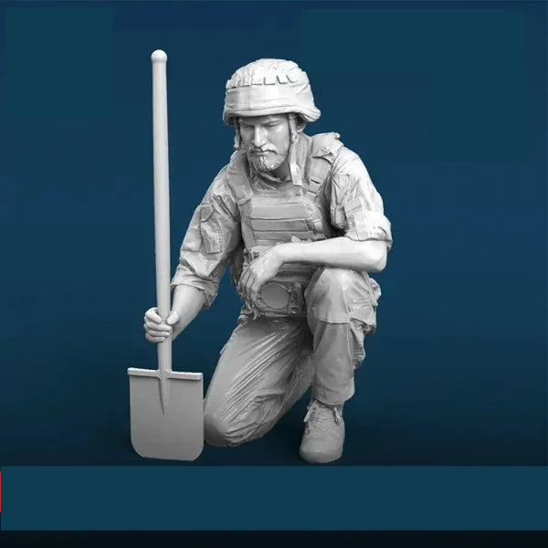 1/35 Modern Soldier Kneeling with Shovel, Resin Model Figure Kit, Unassembled and Unpainted