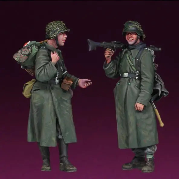 1/35 WWII German Winter MG42 and Flamethrower Squad, 12 Figures, Resin Model Figure Kit, Unassembled and Unpainted
