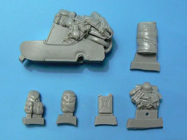 1/35 WWII Military Motorcycle with, 4 Figures, Resin Model Figure Kit, Unassembled and Unpainted