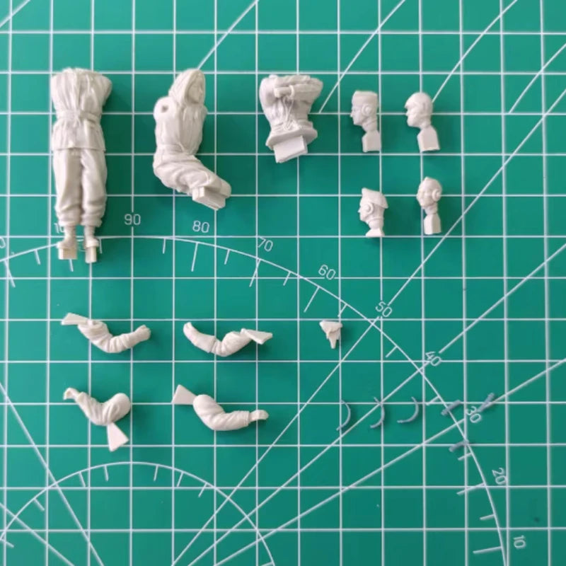 1/35 WWII German Winter Turret Crew, 3 Figures, Resin Model Figure Kit, Unassembled and Unpainted