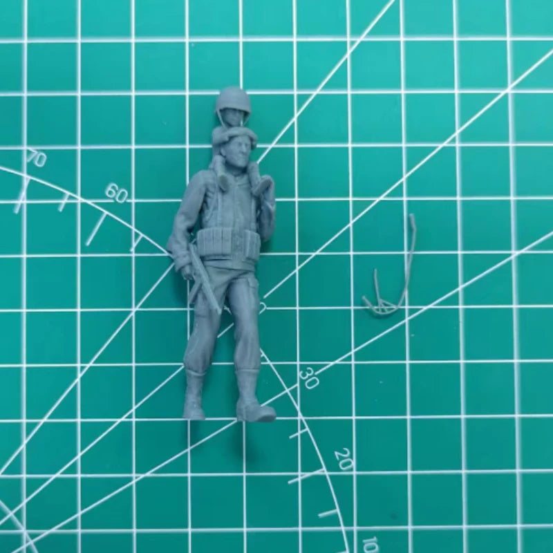 1/35 WWII US Soldiers and Children Returning Home, 2 Figures, Resin Model Figure Kit, Unassembled and Unpainted
