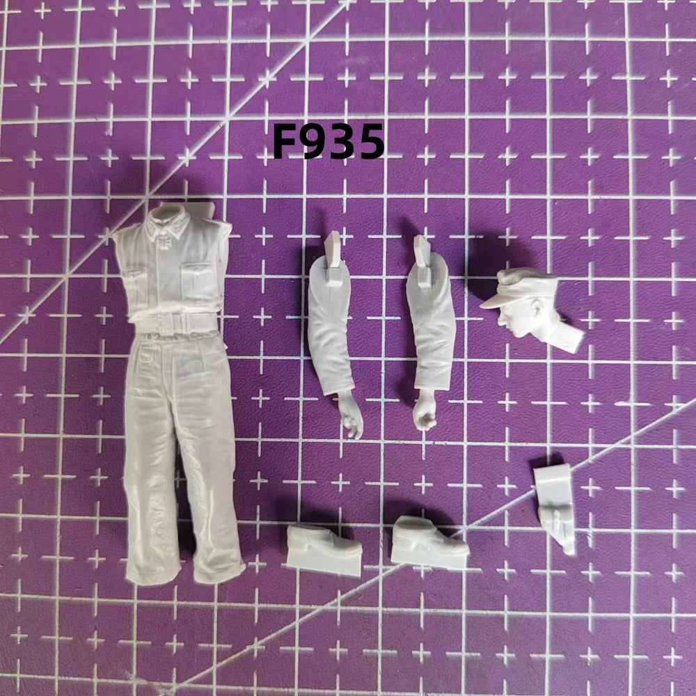 1/35 WWII British Officer in Khaki Tunic and Pith Helmet, Resin Model Figure Kit, Unassembled and Unpainted