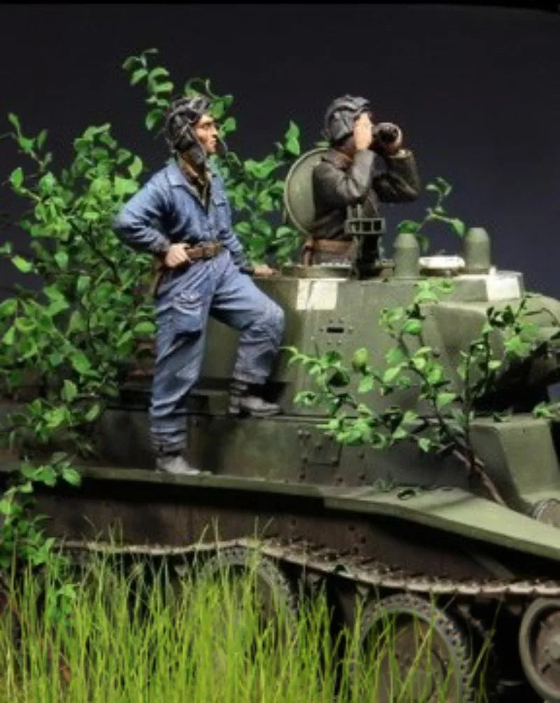 1/35 WWII German and Soviet Tank Crews, 2 Figures, Resin Model Figure Kit, Unassembled and Unpainted