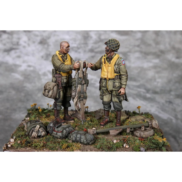 1/35 WWII US Airborne Bazooka Gunner and Ammunition Bearer, 2 Figures, Resin Model Figure Kit, Unassembled and Unpainted