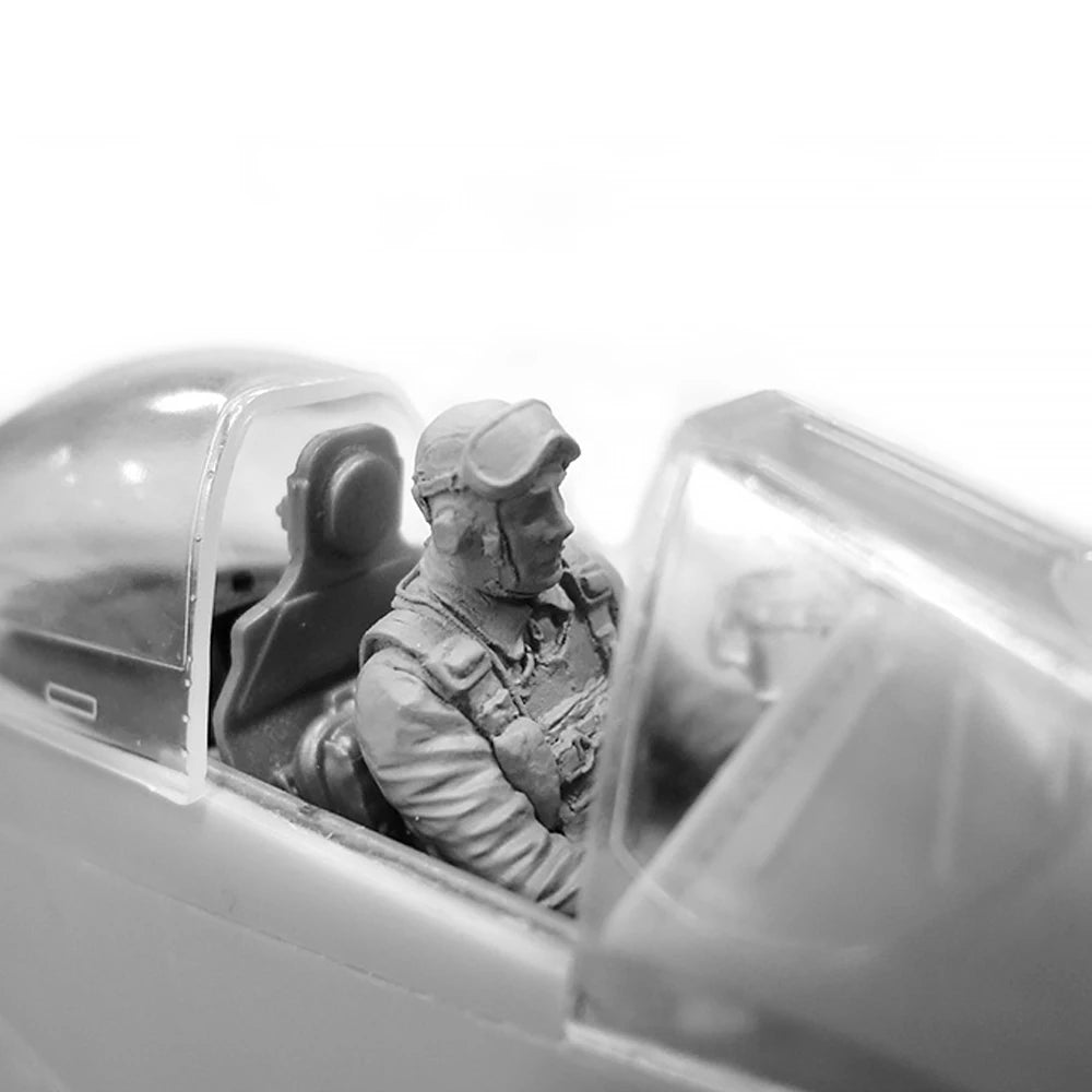 1/32 WWII Fighter Pilot in Cockpit, Resin Model Figure Kit, Unassembled and Unpainted