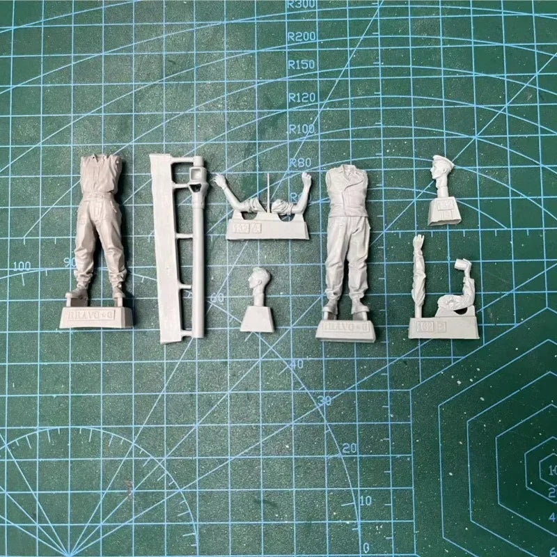 1/35 WWII German Soldiers with Anti-Tank Weapon, 2 Figures, Resin Model Figure Kit, Unassembled and Unpainted