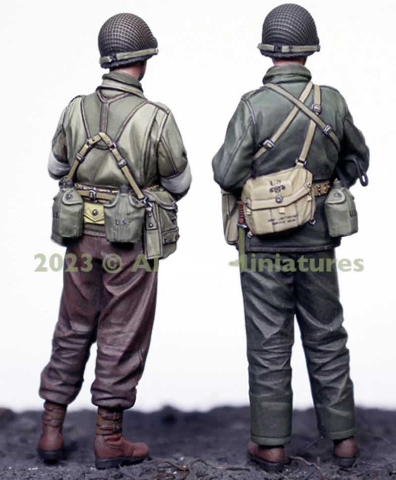 1/35 WWII German Infantry & Medic, 2 Figures, Resin Model Figure Kit, Unassembled and Unpainted
