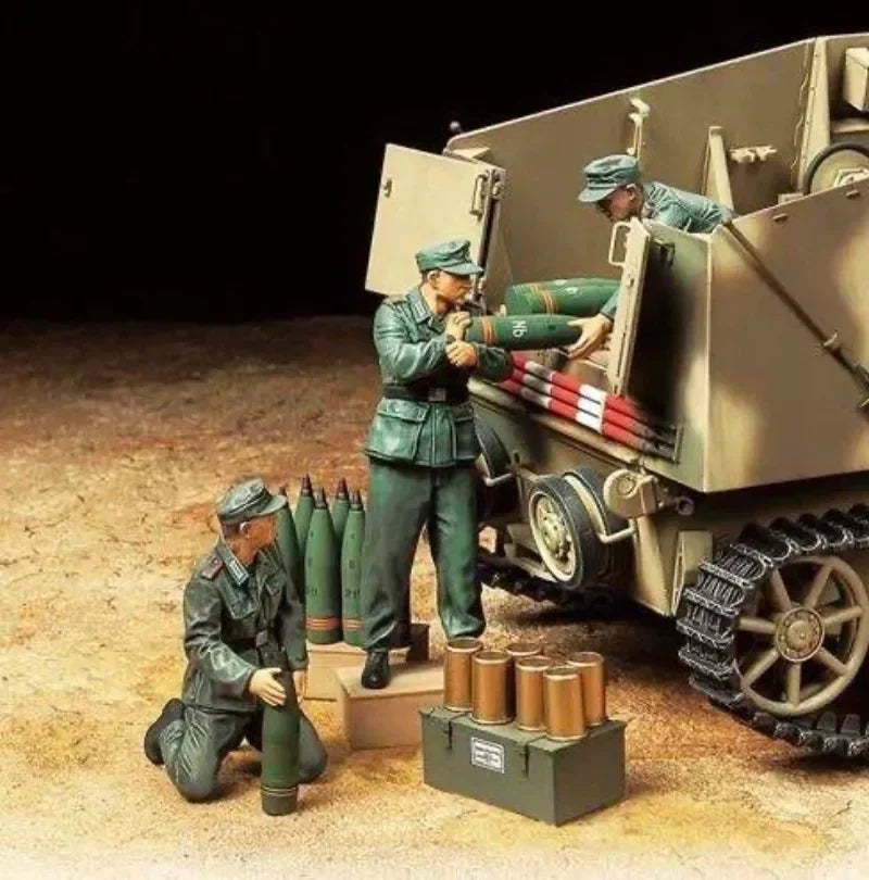 1/35 WWII German Self-Propelled Gun, 5 Figures, Resin Model Vehicle Kit, Unassembled and Unpainted
