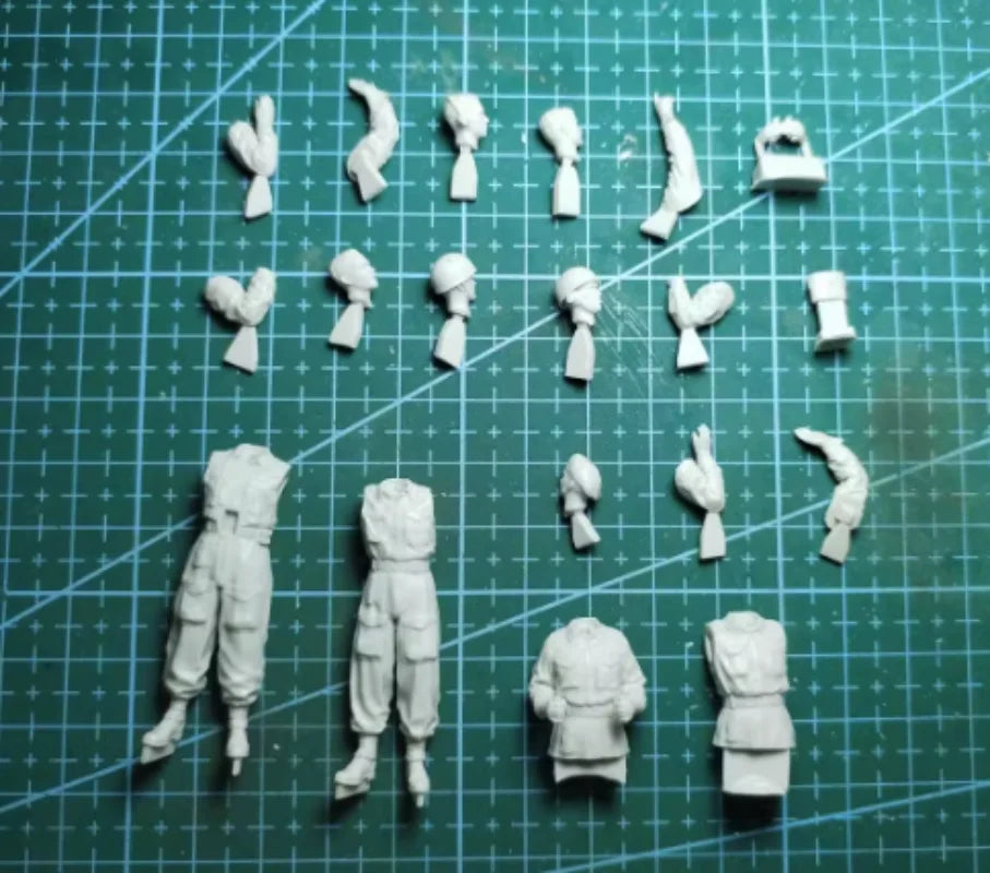 1/35 WWII British Tank Crew on Turret, 4 Figures, Resin Model Figure Kit, Unassembled and Unpainted