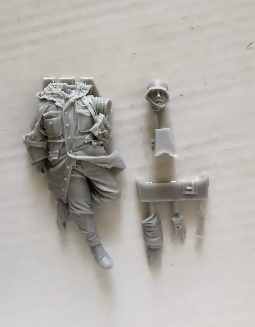 1/35 WWII Soviet Soldiers and Fallen German Soldier, 3 Figures, Resin Model Figure Kit, Unassembled and Unpainted