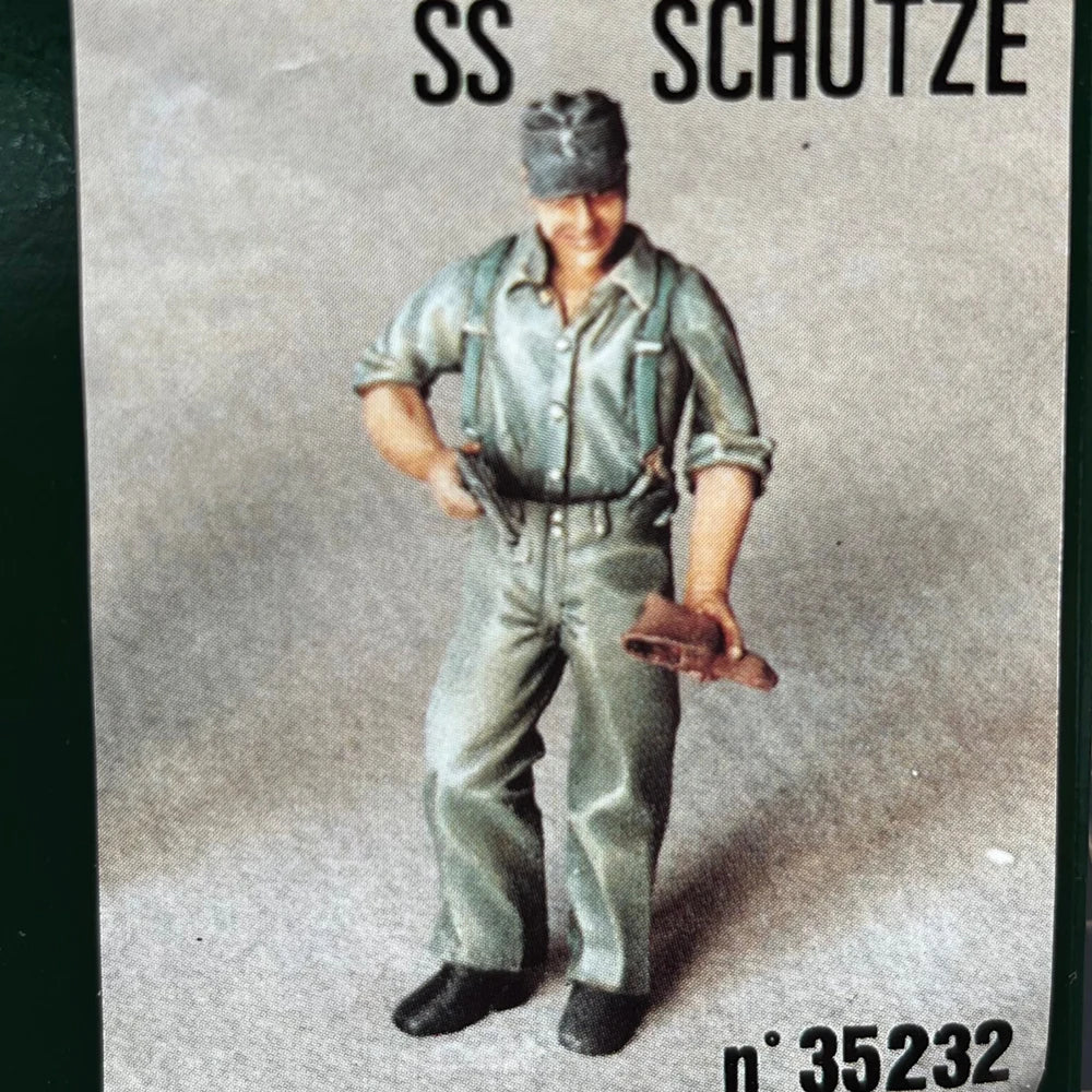 1/35 WWII German Infantry with Rolled Sleeves, Resin Model Figure Kit, Unassembled and Unpainted