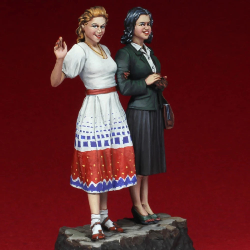 1/35 Cold War Era Civilian Couple, 2 Figures, Resin Model Figure Kit, Unassembled and Unpainted