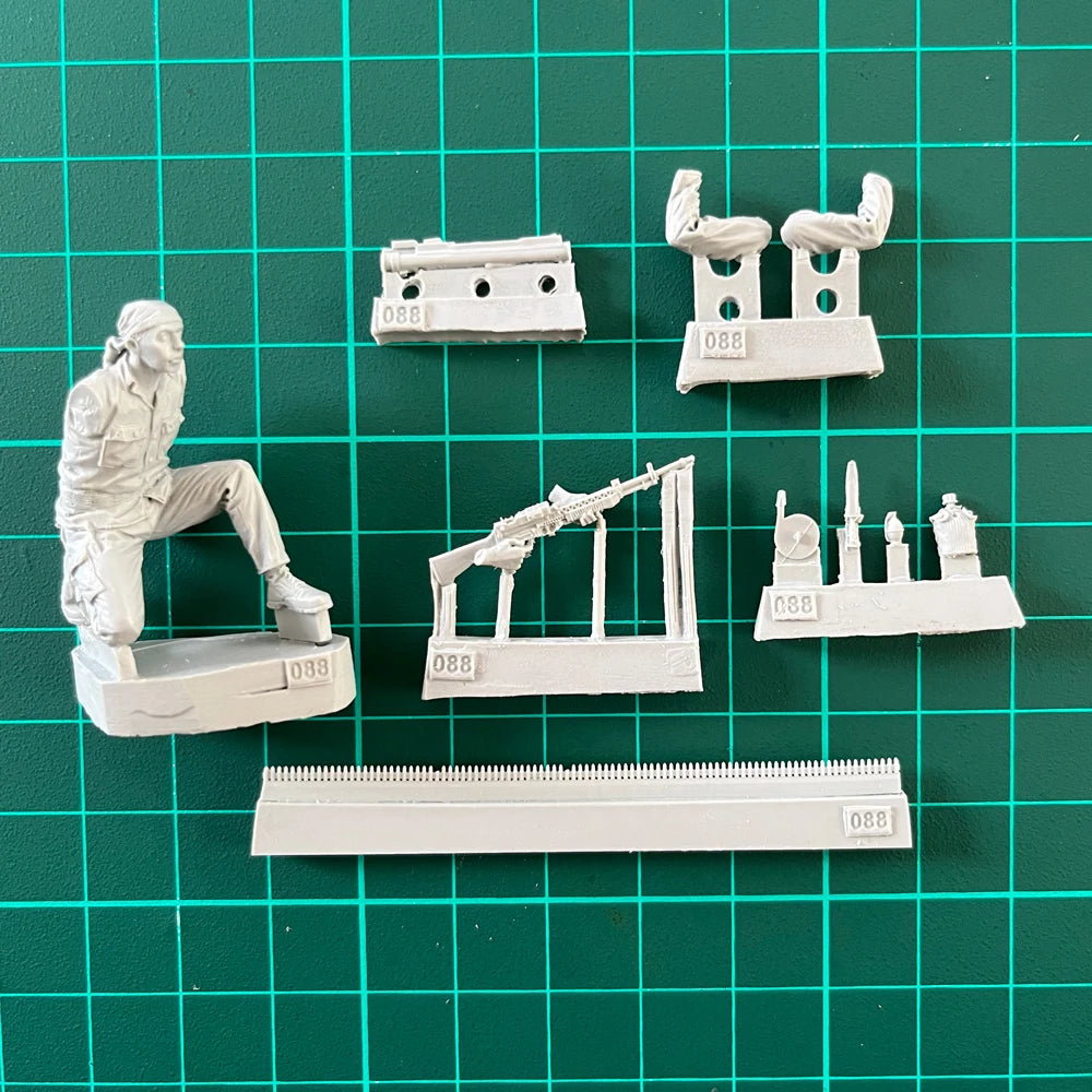 1/35 Modern Soldier in Tactical Crouch Position, Resin Model Figure Kit, Unassembled and Unpainted