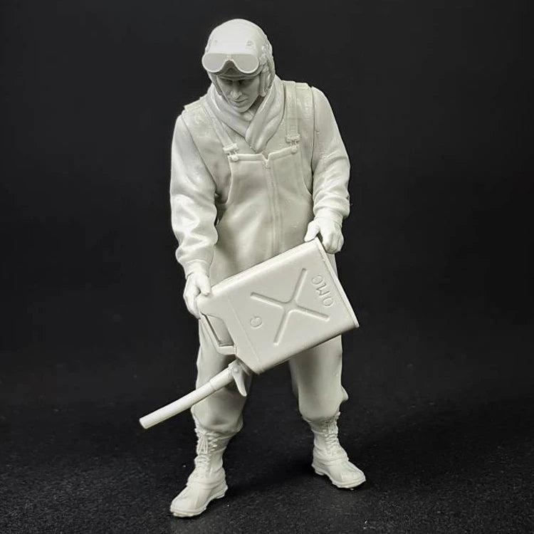 1/35 WWII Soldiers with Ammunition Crate, 2 Figures, Resin Model Figure Kit, Unassembled and Unpainted