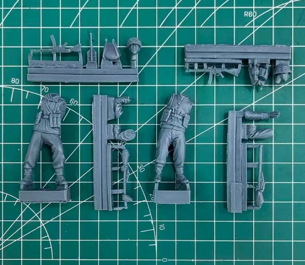1/35 WWII German Anti-Tank Infantry, 2 Figures, Resin Model Figure Kit, Unassembled and Unpainted