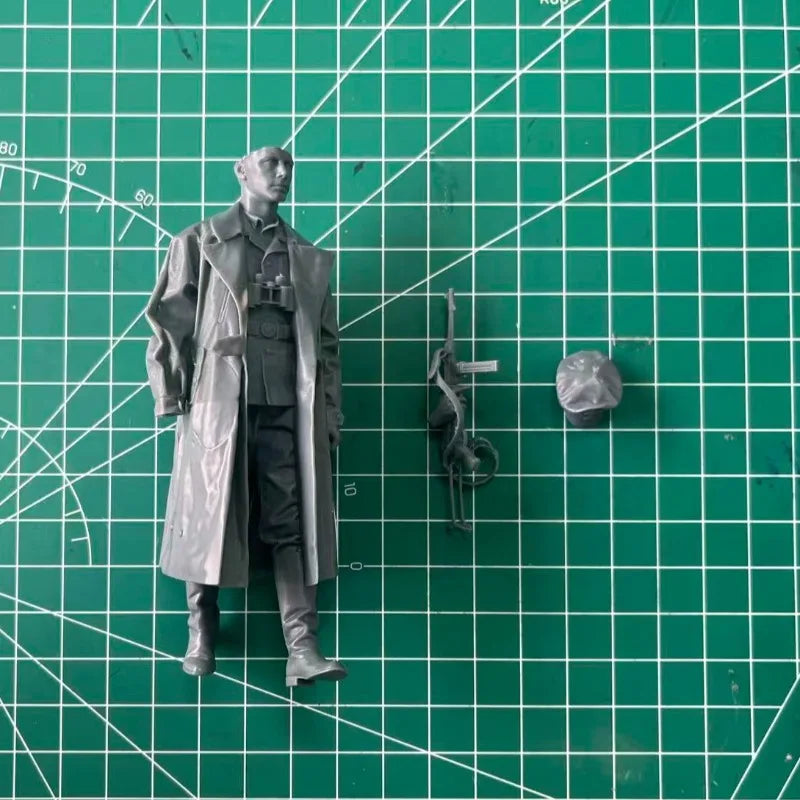 1/16 WWII German Officer in Greatcoat with Holstered Pistol, Resin Model Figure Kit, Unassembled and Unpainted