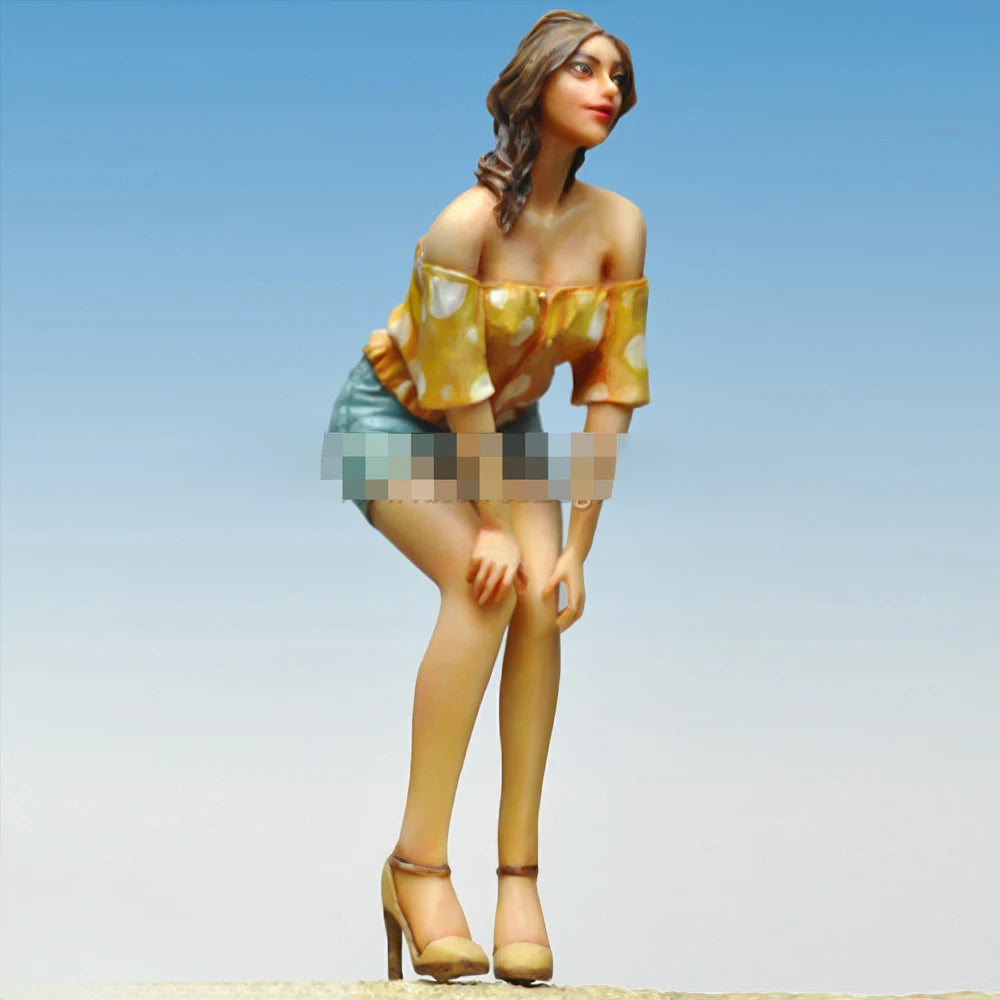 1/24 Young Maiden in Gold Dress, Resin Model Figure Kit, Unassembled and Unpainted