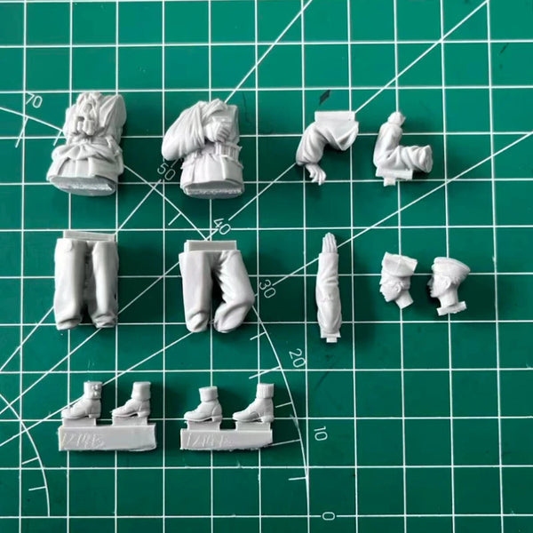 1/35 WWII German Tank Commander & Wounded, 3 Figures, Resin Model Figure Kit, Unassembled and Unpainted