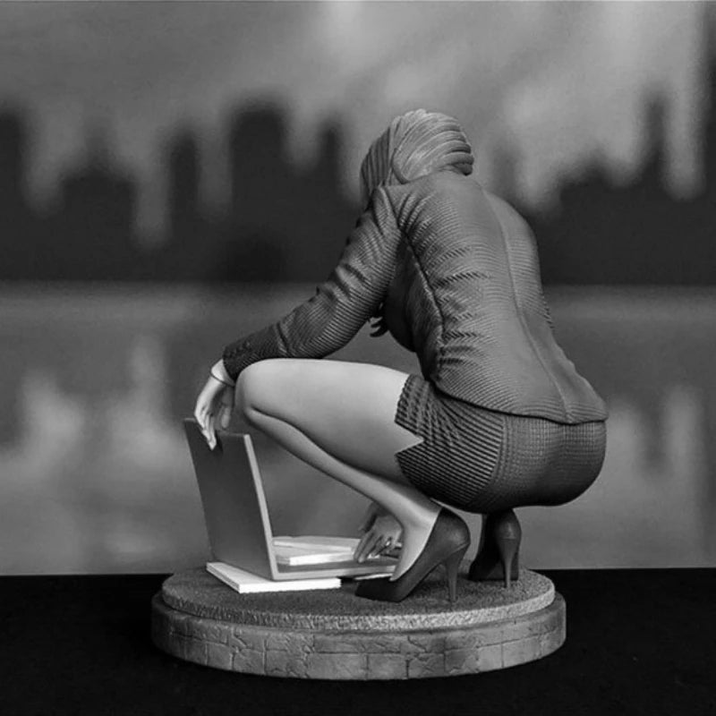 1/24 Modern Female Developer Crouching with Laptop, Resin Model Figure Kit, Unassembled and Unpainted