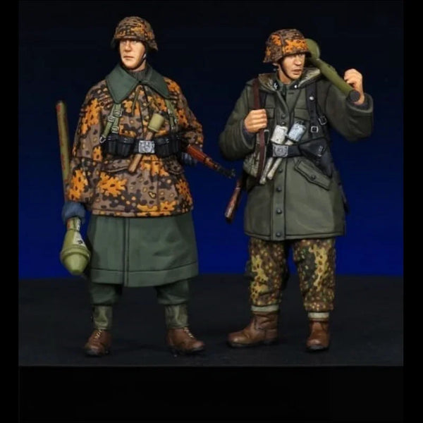 1/35 WWII German Soldier Camouflage Uniform, Resin Model Figure Kit, Unassembled and Unpainted