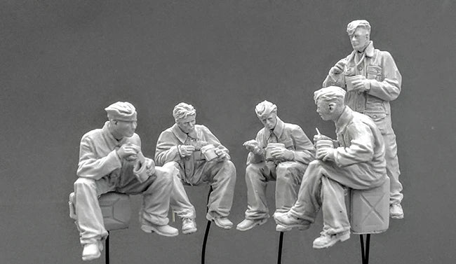 1/35 WWII Soviet Infantry Squad in Rest & Casualty, 5 Figures, Resin Model Figure Kit, Unassembled and Unpainted