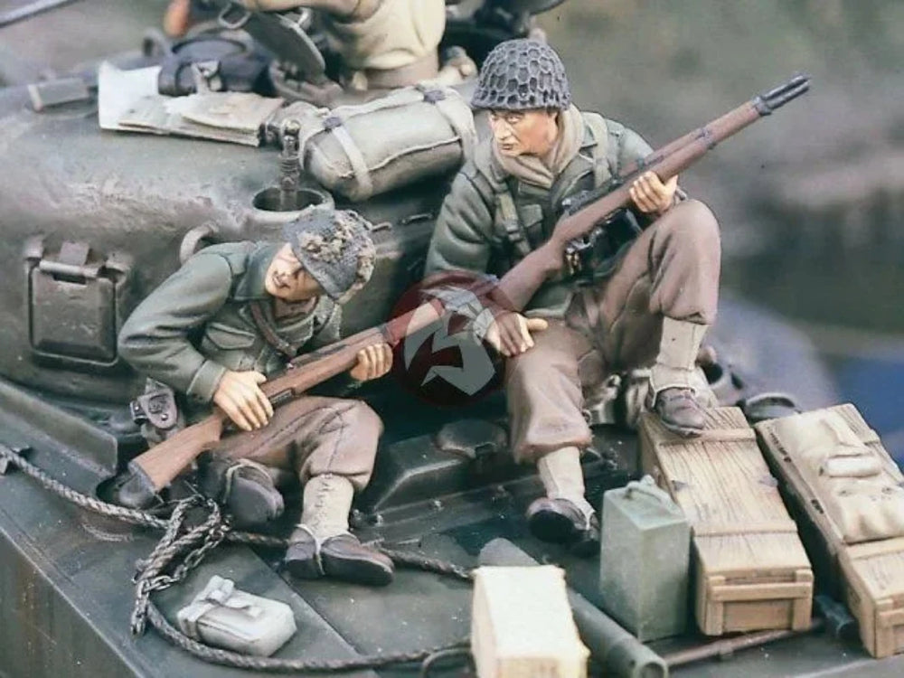 1/35 WWII US Tank Soldiers, 2 Figures, Resin Model Figure Kit, Unassembled and Unpainted