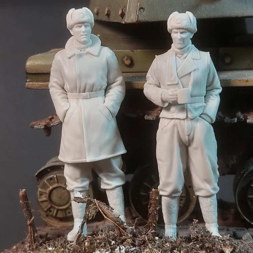 1/35 WWII Soviet Female Tank Crew in Greatcoats, 2 Figures, Resin Model Figure Kit, Unassembled and Unpainted