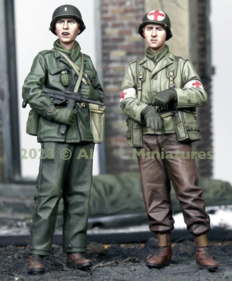 1/35 WWII German Infantry & Medic, 2 Figures, Resin Model Figure Kit, Unassembled and Unpainted