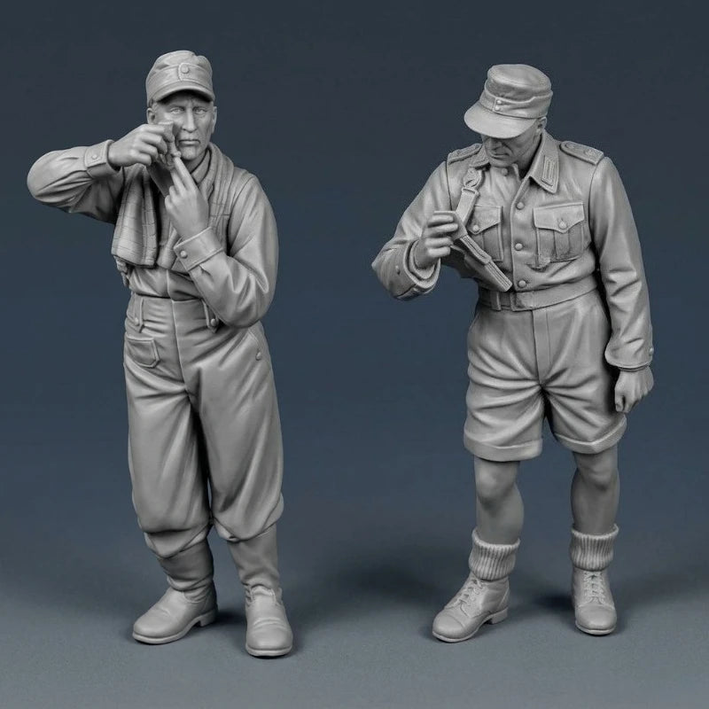 1/35 WWII Soldiers Hygiene Scene, 2 Figures, Resin Model Figure Kit, Unassembled and Unpainted