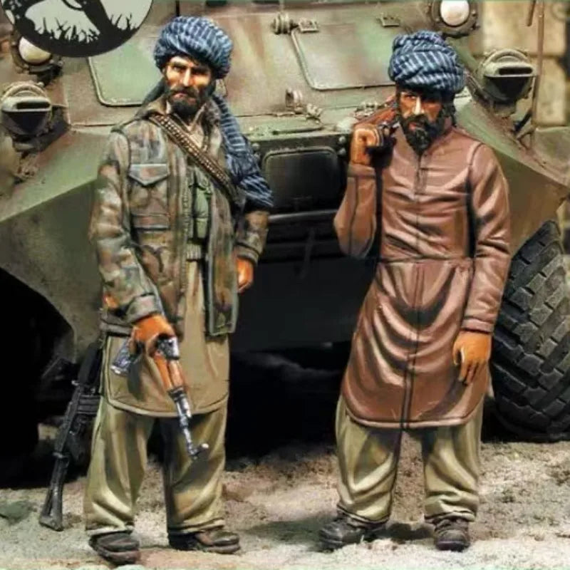 1/35 WWII Soviet Tank Crew with Telnyashka, 2 Figures, Resin Model Figure Kit, Unassembled and Unpainted