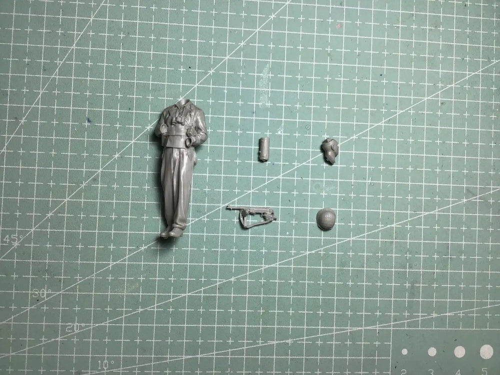 1/35 WWII German Soldier in Greatcoat, Resin Model Figure Kit, Unassembled and Unpainted