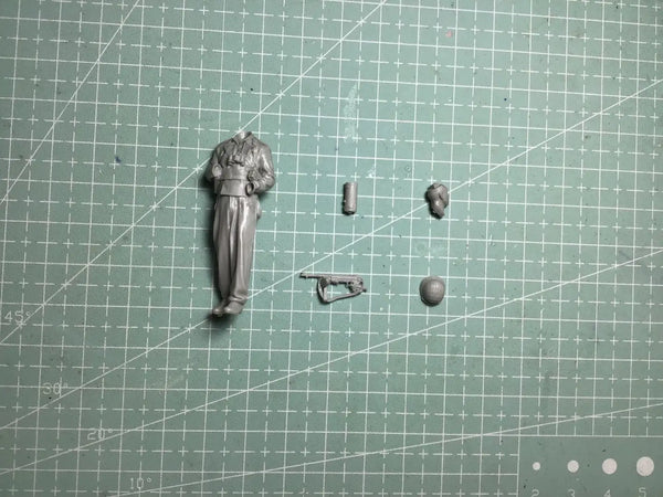 1/35 WWII German Soldier in Greatcoat, Resin Model Figure Kit, Unassembled and Unpainted