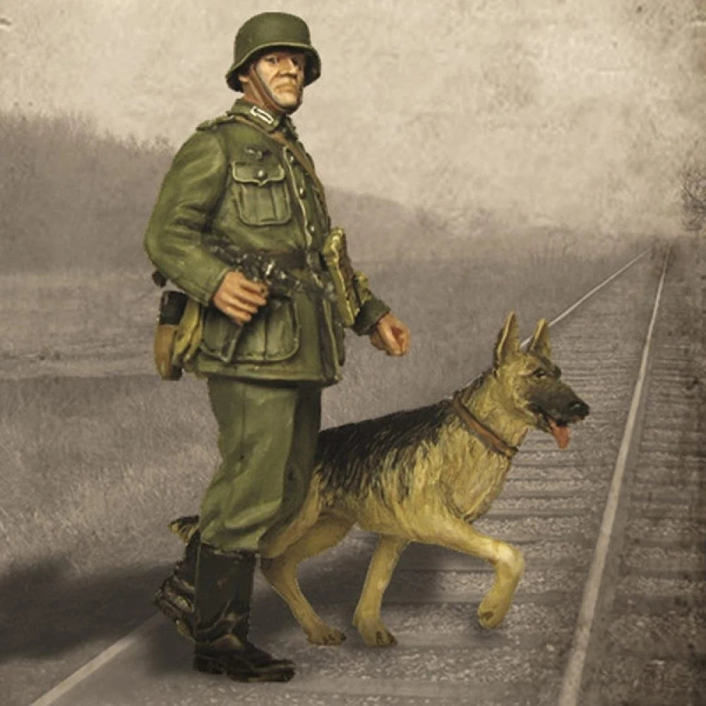 1/35 WWII German Infantryman Mounted on Military Dog, Resin Model Figure Kit, Unassembled and Unpainted