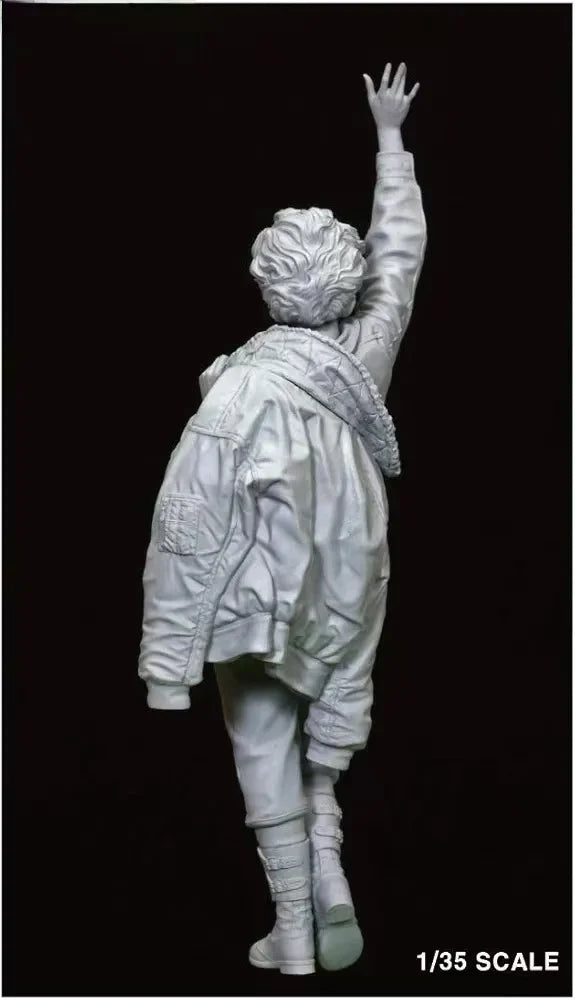 1/35 WWII Female Soldier with Raised Fist, Resin Model Figure Kit, Unassembled and Unpainted