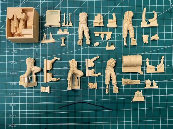 1/35 Modern Soldiers Refueling Operation, 5 Figures, Resin Model Figure Kit, Unassembled and Unpainted
