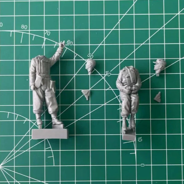 1/35 WWII German Panzer Commander Signaling, 3 Figures, Resin Model Figure Kit, Unassembled and Unpainted