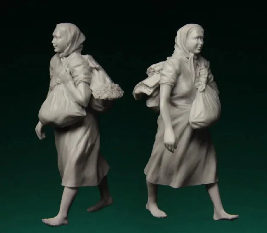 1/35 WWII Soviet Woman Refugee Carrying Bundle, Resin Model Figure Kit, Unassembled and Unpainted