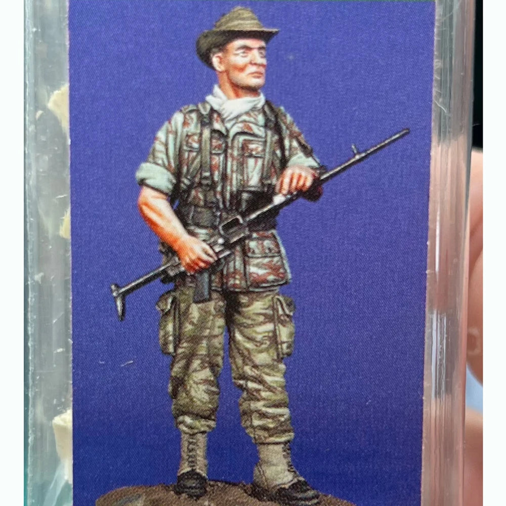 1/35 Modern British Rifleman with Campaign Hat, Resin Model Figure Kit, Unassembled and Unpainted