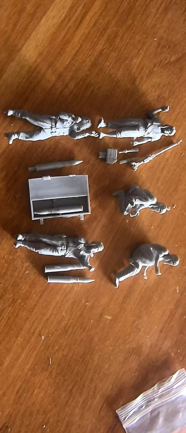 1/35 WWII Soviet Tank Crew Loading Ammunition, 5 Figures, Resin Model Figure Kit, Unassembled and Unpainted