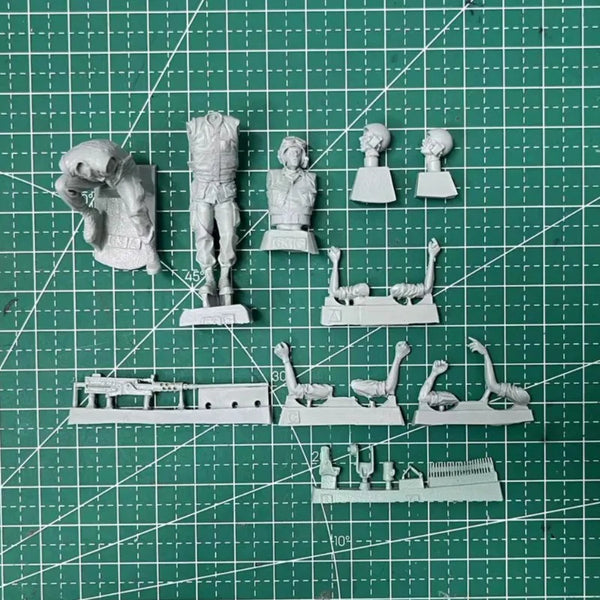 1/35 Vietnam War US Armor Crew in Field Positions, 3 Figures, Resin Model Figure Kit, Unassembled and Unpainted