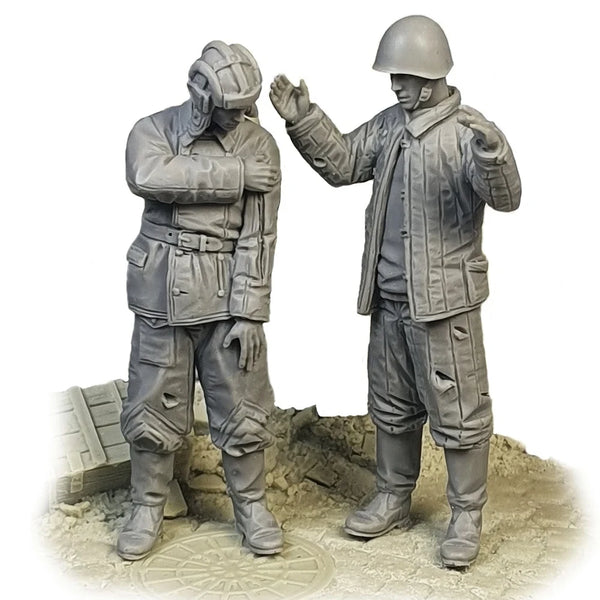 1/35 WWII Soviet Commander Gesturing with Aide, 2 Figures, Resin Model Figure Kit, Unassembled and Unpainted