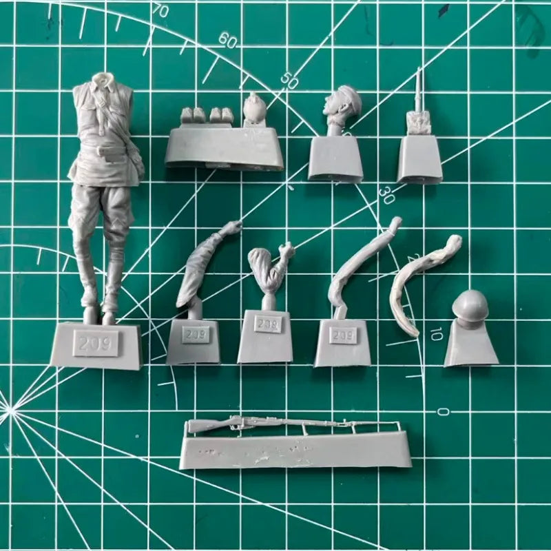 1/35 WWII Soviet Infantry Throwing Grenade in Winter Coat, Resin Model Figure Kit, Unassembled and Unpainted