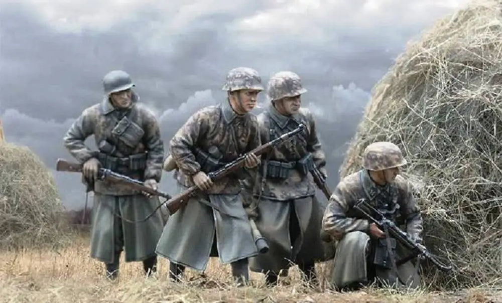1/35 WWII German Riflemen in Long Coats, 4 Figures, Resin Model Figure Kit, Unassembled and Unpainted