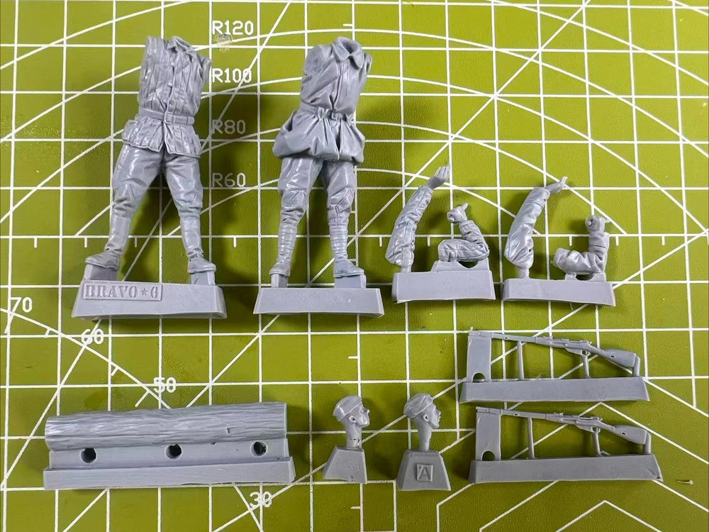 1/35 WWII Soviet Assault Engineers with Shovels, 4 Figures, Resin Model Figure Kit, Unassembled and Unpainted